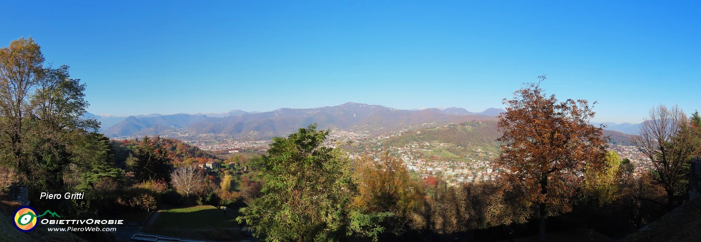 36 Al Parco del Castello di San Viglio vista verso Canto Alto e Prealpi orobiche.jpg